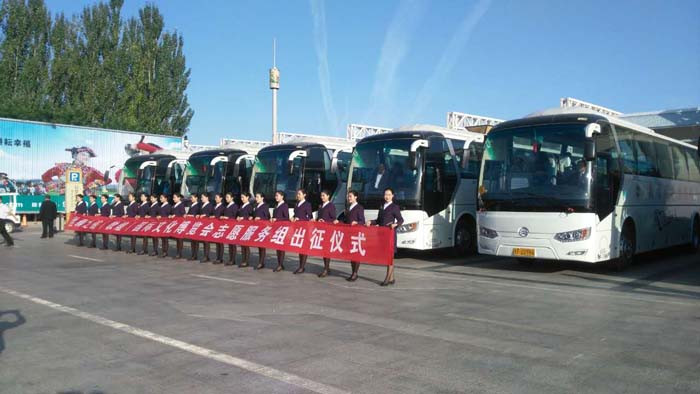 完滿服務(wù)敦煌文博會  金旅客車馳騁大漠
