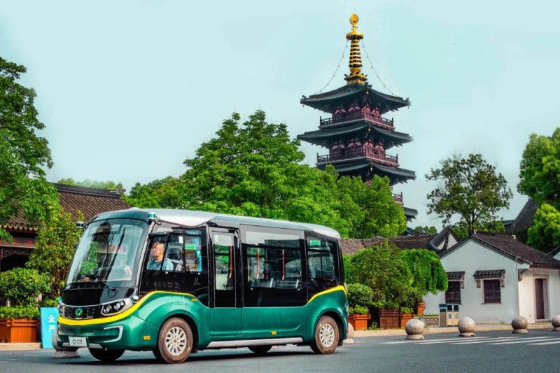 全國(guó)首批城市微循環(huán)無(wú)人小巴亮相，金旅星辰上路啦！