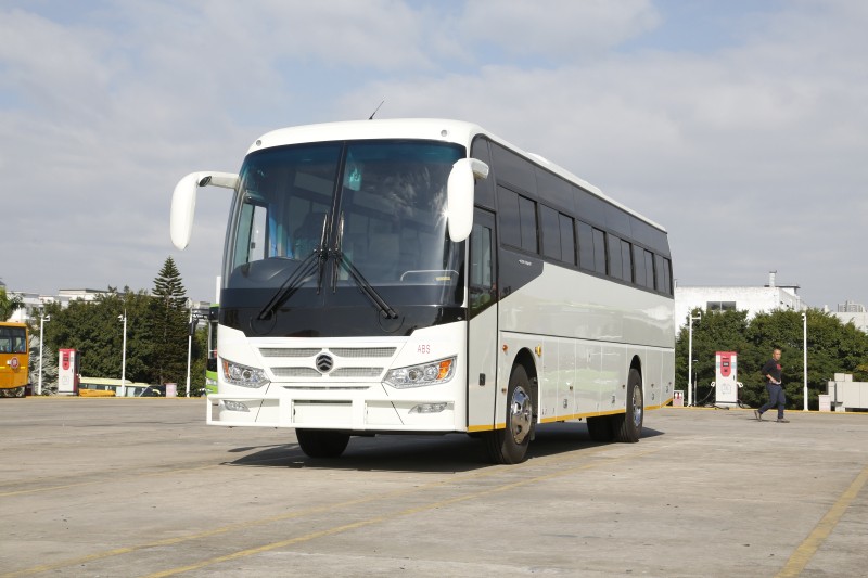 “中國(guó)制造”擄人心 批量金旅旅游大巴發(fā)運(yùn)津巴布韋