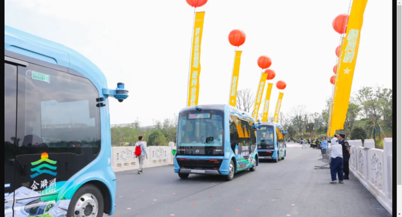金旅“馳?！弊詣玉{駛小巴驚艷亮相金漪湖