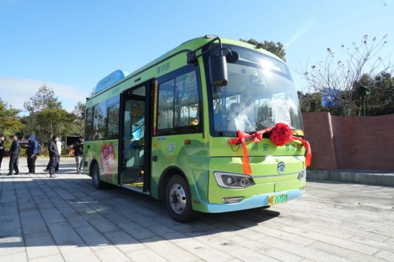 村里的農(nóng)貨 坐上公交進城了