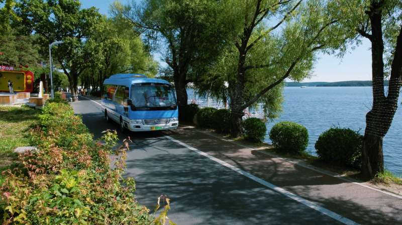 凈月潭的綠色動(dòng)脈：金旅純電動(dòng)考斯特守護(hù)“綠海明珠”